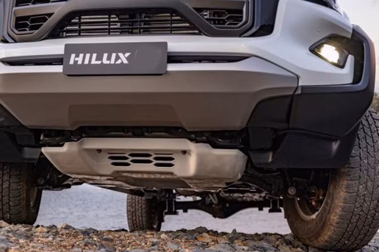 Dù nhận được nhiều đánh giá tích cực về các cải tiến, Toyota Hilux thế hệ mới vẫn đối mặt với một số thách thức mà rất có thể nó lại bị các đối thủ "cứng khác" như Ford Ranger hay Mitsubishi Triton thế hệ mới vượt mặt.