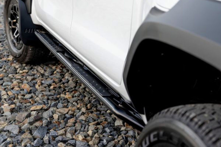 Việc cải tiến hiệu suất nhiệt không chỉ giúp tiết kiệm nhiên liệu mà còn góp phần giảm thiểu tác động tiêu cực đến môi trường, điều này ngày càng quan trọng trong bối cảnh các chính sách khí thải ngày càng được thắt chặt. Đặc biệt, kích thước động cơ nhỏ gọn hơn cũng giúp tiết kiệm không gian dưới nắp capo, tạo điều kiện cho việc bảo trì và sửa chữa trở nên thuận tiện hơn. 