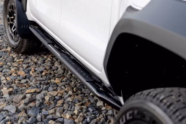 Việc cải tiến hiệu suất nhiệt không chỉ giúp tiết kiệm nhiên liệu mà còn góp phần giảm thiểu tác động tiêu cực đến môi trường, điều này ngày càng quan trọng trong bối cảnh các chính sách khí thải ngày càng được thắt chặt. Đặc biệt, kích thước động cơ nhỏ gọn hơn cũng giúp tiết kiệm không gian dưới nắp capo, tạo điều kiện cho việc bảo trì và sửa chữa trở nên thuận tiện hơn. 