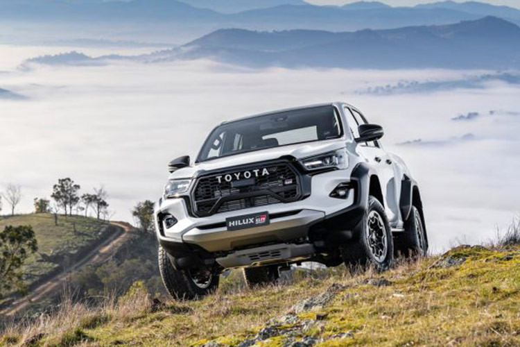 Không chỉ có vậy, những thay đổi còn nhằm nâng cao tính khí động học của mẫu xe bán tải Toyota Hilux 2025, từ đó giảm thiểu tiếng ồn và mang lại trải nghiệm lái êm ái hơn. Toyota cũng đặt mục tiêu tối ưu hóa khả năng tiết kiệm nhiên liệu qua những cải tiến này, hứa hẹn sẽ mang đến một chiếc xe vừa mạnh mẽ vừa tiết kiệm cho người tiêu dùng.