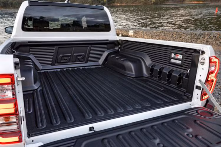 Ngoài ra, động cơ mới sẽ đi kèm với tùy chọn hộp số sàn 6 cấp mang lại trải nghiệm lái mạnh mẽ và linh hoạt cho những người yêu thích cảm giác lái xe chủ động. Điều này cho thấy Toyota đang nỗ lực làm mới dòng xe của mình để đáp ứng đa dạng nhu cầu, từ những khách hàng yêu thích vận hành truyền thống đến những người muốn tìm kiếm sự hiện đại và tiện nghi.