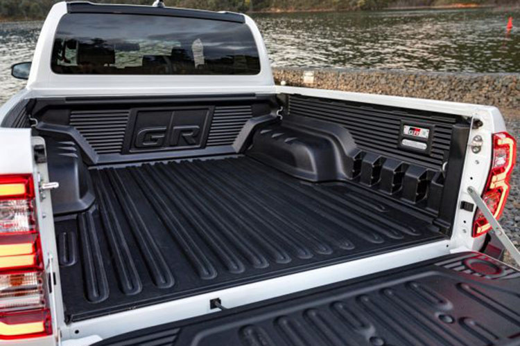 Ngoài ra, động cơ mới sẽ đi kèm với tùy chọn hộp số sàn 6 cấp mang lại trải nghiệm lái mạnh mẽ và linh hoạt cho những người yêu thích cảm giác lái xe chủ động. Điều này cho thấy Toyota đang nỗ lực làm mới dòng xe của mình để đáp ứng đa dạng nhu cầu, từ những khách hàng yêu thích vận hành truyền thống đến những người muốn tìm kiếm sự hiện đại và tiện nghi.