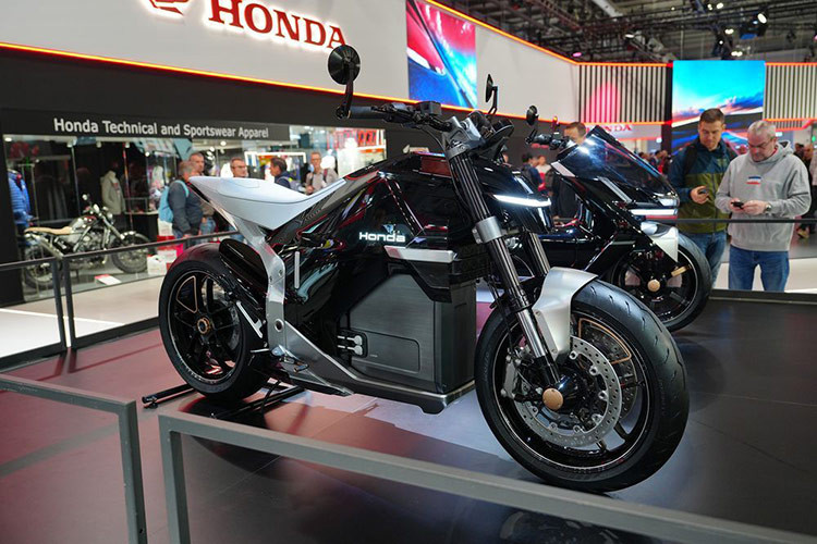 Xe môtô điện Honda EV Fun được trang bị lốp Pirelli Diablo Rosso IV với kích thước 180/55-17 phía sau và 120/70-17 phía trước, đi cùng hai kẹp phanh Nissin bốn piston phía trước, phuộc hành trình ngược và gắp đơn mang đến khả năng vận hành mạnh mẽ.