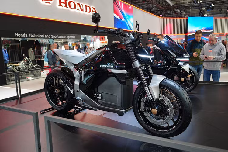 Xe môtô điện Honda EV Fun được trang bị lốp Pirelli Diablo Rosso IV với kích thước 180/55-17 phía sau và 120/70-17 phía trước, đi cùng hai kẹp phanh Nissin bốn piston phía trước, phuộc hành trình ngược và gắp đơn mang đến khả năng vận hành mạnh mẽ.