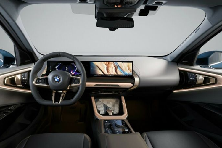 Ngoài ra, xe cũng được nâng cấp nhiều chi tiết mới như vô lăng thể thao đáy bằng 2 chấu, thanh điều hướng BMW Interaction Bar, cần số, cửa gió điều hòa... Cả hai phiên bản đều được trang bị ghế ngồi thể thao bọc Veganza – một loại da nhân tạo có nguồn gốc từ thực vật.