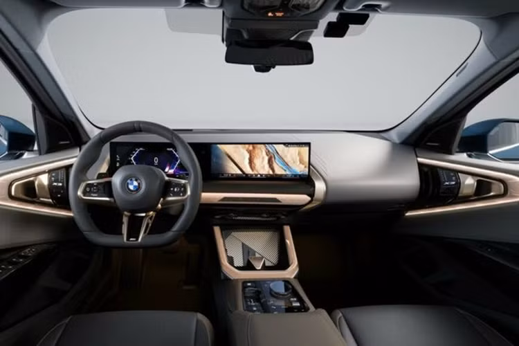 Ngoài ra, xe cũng được nâng cấp nhiều chi tiết mới như vô lăng thể thao đáy bằng 2 chấu, thanh điều hướng BMW Interaction Bar, cần số, cửa gió điều hòa... Cả hai phiên bản đều được trang bị ghế ngồi thể thao bọc Veganza – một loại da nhân tạo có nguồn gốc từ thực vật.