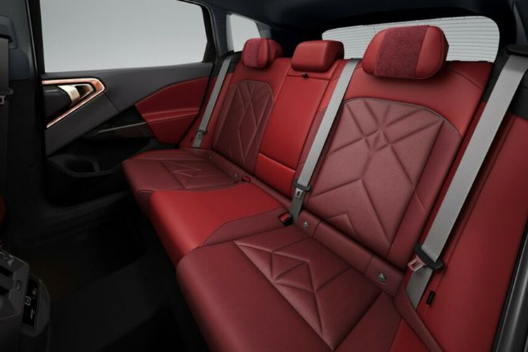 Xe còn có cả cửa sổ trời toàn cảnh bằng kính và hệ thống đèn viền nội thất. BMW X3 LWB được trang bị động cơ xăng 4 xi-lanh tăng áp 2.0L. Trên phiên bản X3 25L xDrive, động cơ này có công suất 190 mã lực và mô-men xoắn 310 Nm. Trong khi đó, với phiên bản 30L xDrive, xe có công suất 258 mã lực và 400 Nm.