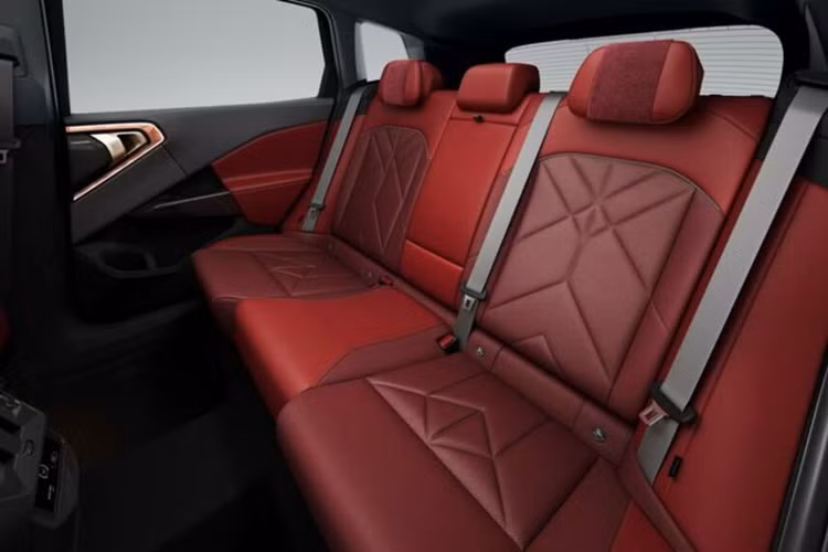 Xe còn có cả cửa sổ trời toàn cảnh bằng kính và hệ thống đèn viền nội thất. BMW X3 LWB được trang bị động cơ xăng 4 xi-lanh tăng áp 2.0L. Trên phiên bản X3 25L xDrive, động cơ này có công suất 190 mã lực và mô-men xoắn 310 Nm. Trong khi đó, với phiên bản 30L xDrive, xe có công suất 258 mã lực và 400 Nm.