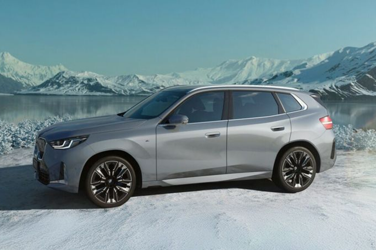 BMW X3 LWB 2025 mới có nhiều nét thiết kế tương tự phiên bản tiêu chuẩn, nhưng có đường mái dài hơn khiến chiều dài tổng thể tăng từ 4.755 mm lên 4.865 mm - trong khi chiều rộng vẫn giữ nguyên ở mức 1.920 mm.