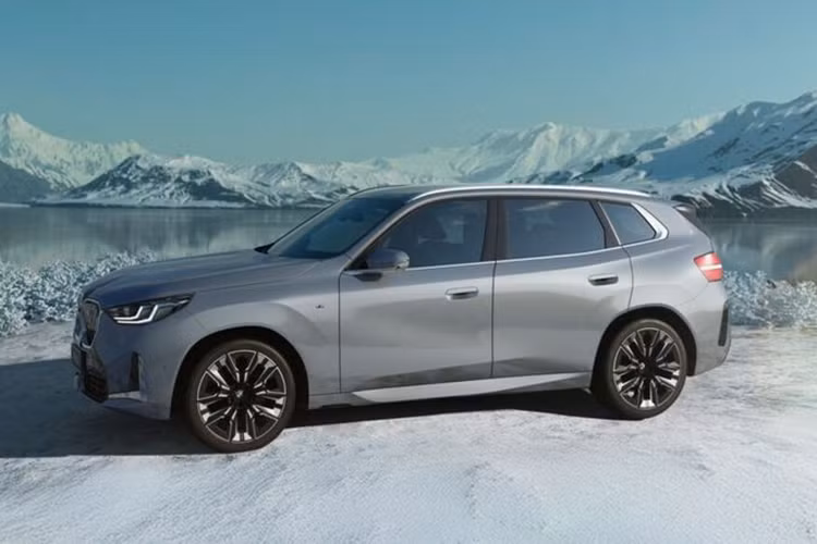 BMW X3 LWB 2025 mới có nhiều nét thiết kế tương tự phiên bản tiêu chuẩn, nhưng có đường mái dài hơn khiến chiều dài tổng thể tăng từ 4.755 mm lên 4.865 mm - trong khi chiều rộng vẫn giữ nguyên ở mức 1.920 mm.