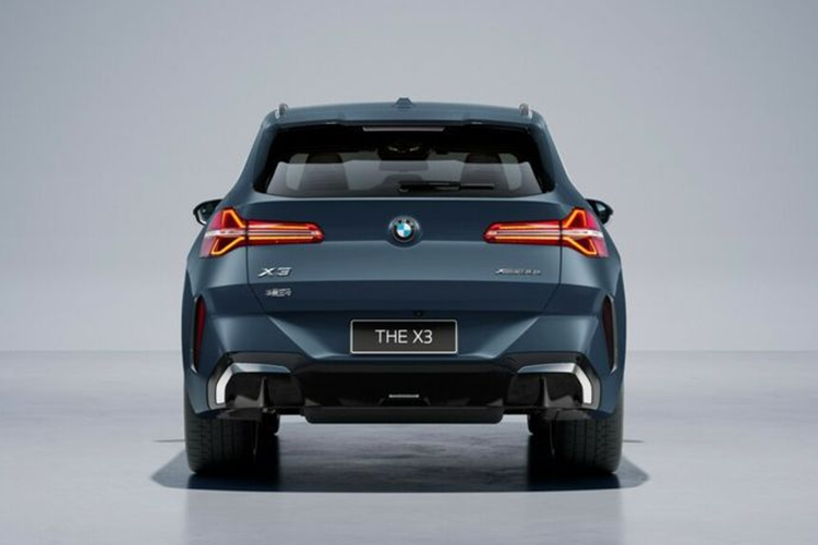Đi kèm với cả hai tùy chọn động cơ là hộp số tự động 8 cấp Steptronic và hệ dẫn động 4 bánh xDrive. Với mức giá tương đối dễ tiếp cận, X3 là sản phẩm quan trọng của BMW tại thị trường Trung Quốc. Năm ngoái, doanh số của BMW X3 tại thị trường này đạt 156.000 chiếc.