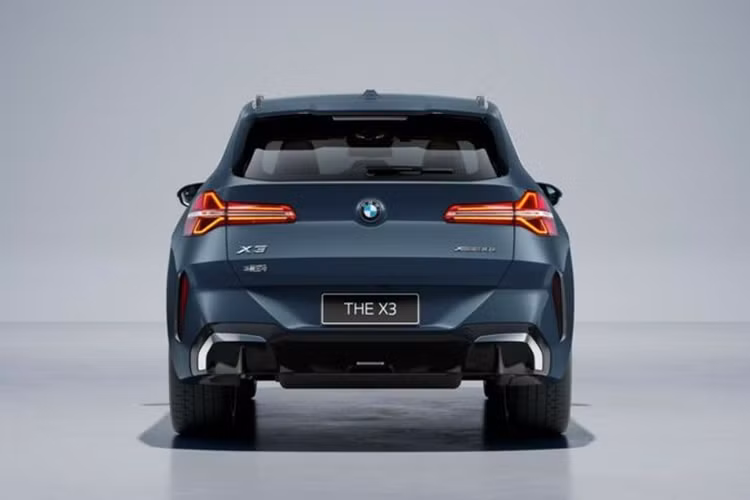 Đi kèm với cả hai tùy chọn động cơ là hộp số tự động 8 cấp Steptronic và hệ dẫn động 4 bánh xDrive. Với mức giá tương đối dễ tiếp cận, X3 là sản phẩm quan trọng của BMW tại thị trường Trung Quốc. Năm ngoái, doanh số của BMW X3 tại thị trường này đạt 156.000 chiếc.