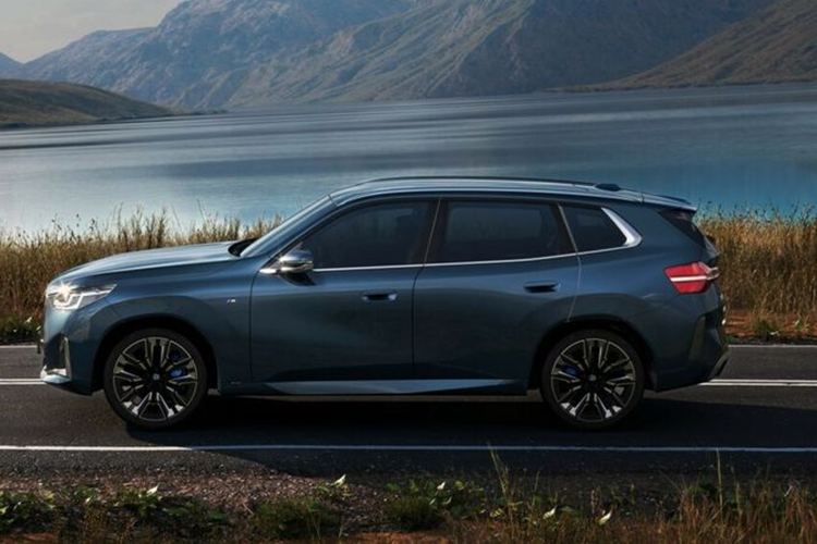 Bên cạnh đó, trục cơ sở của mẫu SUV cũng tăng thêm 110 mm, đạt 2.975 mm, giúp hành khách có nhiều không gian để chân ở hàng ghế sau hơn. Nội thất của BMW X3 LWB được thay đổi hoàn toàn với bảng đồng hồ taplo kỹ thuật số và màn hình cảm ứng trung tâm liền khối dạng cong, kích thước lần lượt là 12.3 inch và 14.9 inch.