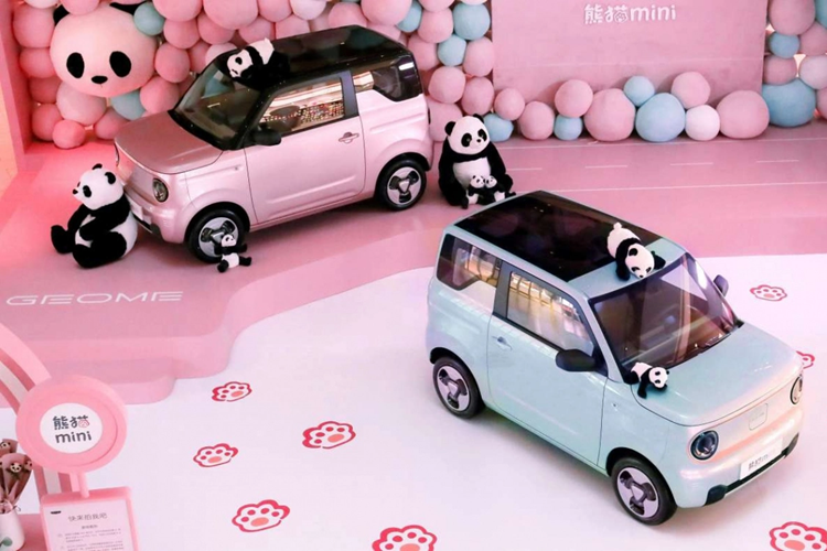 Geely Panda MiniEV bản Rồng có chức năng sạc nhanh DC với công suất sạc 22kW, chỉ mất nửa giờ để sạc từ 30% lên 80% ở nhiệt độ phòng 25°C và chỉ mất 68 phút để sạc đầy . Ngoài ra, xe còn hỗ trợ nhiều phương thức sạc khác nhau như cọc sạc tại nhà và súng sạc di động.