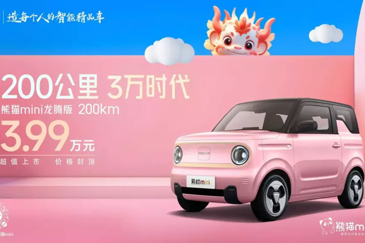 Dòng xe điện cỡ nhỏ luôn là miếng bánh béo bở để các hãng xe Trung Quốc tha hồ làm mưa làm gió trên bảng xếp hạng doanh số xe của mình, đơn cử như Wuling với HongGuang MiniEV đã bán được 1,2 triệu xe chỉ sau 4 năm ra mắt, và tất nhiên không ít đối thủ của nó phát thèm với doanh số khủng này, 1 trong số đó có Geely Panda MiniEV chạy điện.