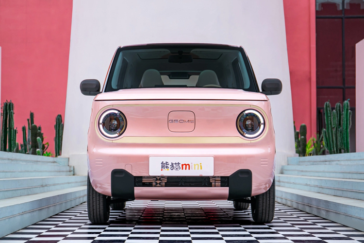 Nhìn từ bên cạnh, mẫu xe mới có kiểu dáng hai cửa, bốn chỗ ngồi và được trang bị vành cản gió thấp. Ở phía sau, xe áp dụng phong cách thiết kế tương đối đơn giản, với bộ đèn hậu đa giác và khu vực gắn biển số hình thang ngược, mang lại cảm giác phân cấp cao hơn.