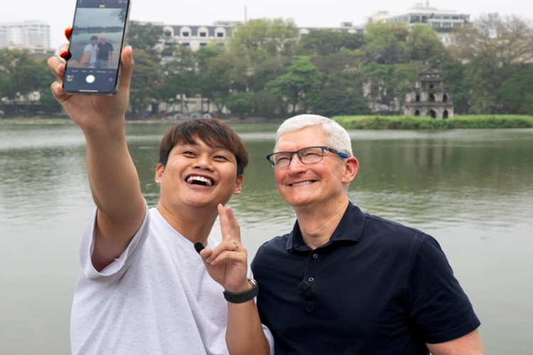 YouTuber Duy Thẩm Sau ca sĩ Mỹ Anh, Duy Thẩm là người trẻ tiếp theo có cơ hội giao lưu với Tim Cook trong sáng 15/4. Nam YouTuber dẫn ông chủ nhà táo khuyết đi dạo Hồ Gươm và bàn luận về chủ đề công nghệ. Qua các video được chia sẻ, Duy Thẩm đối đáp tiếng Anh tự tin và trôi chảy với CEO Apple. Tim Cook vui vẻ chụp ảnh chung, bày tỏ niềm vui khi được dành thời gian cùng chàng trai Việt. Với Duy Thẩm, trải nghiệm này như giấc mơ mà anh chưa từng nghĩ tới.