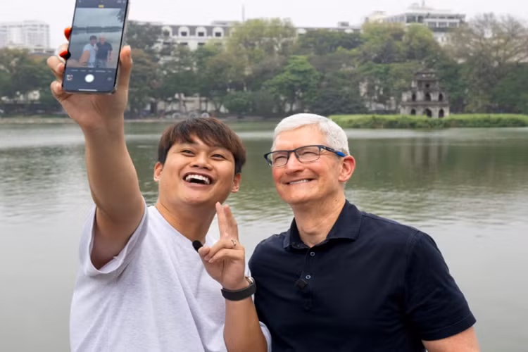 YouTuber Duy Thẩm Sau ca sĩ Mỹ Anh, Duy Thẩm là người trẻ tiếp theo có cơ hội giao lưu với Tim Cook trong sáng 15/4. Nam YouTuber dẫn ông chủ nhà táo khuyết đi dạo Hồ Gươm và bàn luận về chủ đề công nghệ. Qua các video được chia sẻ, Duy Thẩm đối đáp tiếng Anh tự tin và trôi chảy với CEO Apple. Tim Cook vui vẻ chụp ảnh chung, bày tỏ niềm vui khi được dành thời gian cùng chàng trai Việt. Với Duy Thẩm, trải nghiệm này như giấc mơ mà anh chưa từng nghĩ tới.