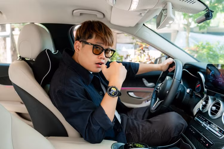 Duy Thẩm (tên thật Ngô Đức Duy, SN 1995) là nhà sáng tạo nội dung chuyên về mảng công nghệ. Các video review (đánh giá) sản phẩm của anh được yêu thích nhờ lối dẫn dắt hài hước, gần gũi và dễ tiếp cận với nhiều người. Anh chàng hiện sở hữu kênh YouTube hơn 2 triệu lượt đăng ký và tài khoản TikTok với 7,5 triệu lượt theo dõi. Duy Thẩm cũng là gương mặt nổi bật của một kênh thông tin, giải trí, công nghệ dành cho giới trẻ. 