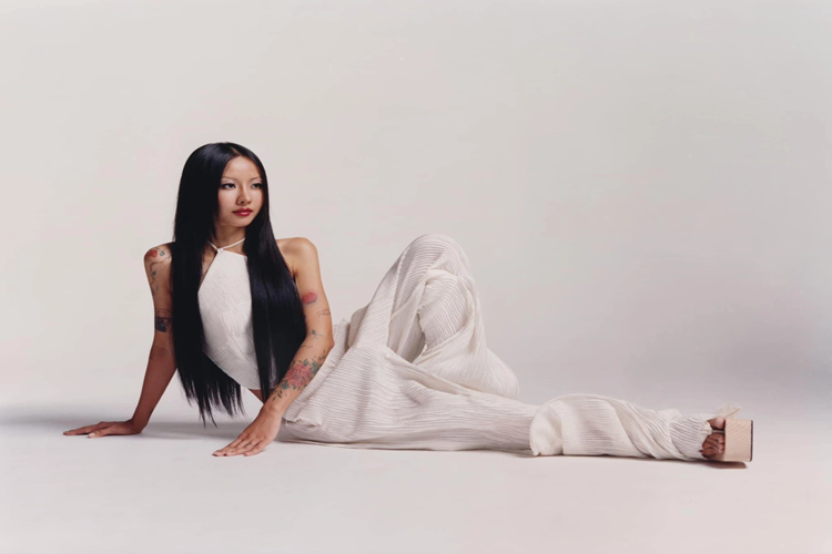 Rapper Suboi Chiều 15/4, CEO Tim Cook gặp gỡ rapper Suboi. Trong khoảng 15 phút, nữ nghệ sĩ Việt có cơ hội kể về sự nghiệp của mình và nền âm nhạc Việt Nam. Cô cũng mời ông chủ Apple nghe ca khúc mới - "Dâu thiên hạ". Theo Suboi, ông Tim Cook biết cô là nghệ sĩ Việt Nam đầu tiên có banner (biển hiệu quảng bá hình ảnh, thương hiệu) xuất hiện trên ứng dụng âm nhạc của Apple. Nữ rapper cảm thấy bất ngờ và sốc khi được gặp tỷ phú Mỹ. Cô cũng ấn tượng bởi vẻ điềm tĩnh và tài năng của ông.