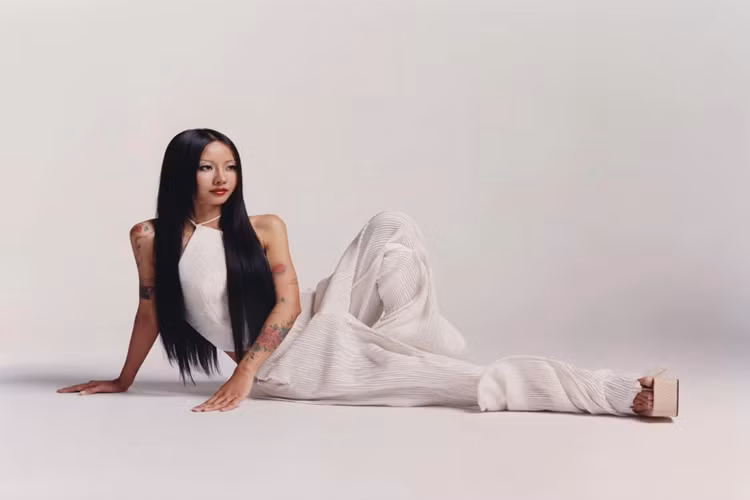 Rapper Suboi Chiều 15/4, CEO Tim Cook gặp gỡ rapper Suboi. Trong khoảng 15 phút, nữ nghệ sĩ Việt có cơ hội kể về sự nghiệp của mình và nền âm nhạc Việt Nam. Cô cũng mời ông chủ Apple nghe ca khúc mới - "Dâu thiên hạ". Theo Suboi, ông Tim Cook biết cô là nghệ sĩ Việt Nam đầu tiên có banner (biển hiệu quảng bá hình ảnh, thương hiệu) xuất hiện trên ứng dụng âm nhạc của Apple. Nữ rapper cảm thấy bất ngờ và sốc khi được gặp tỷ phú Mỹ. Cô cũng ấn tượng bởi vẻ điềm tĩnh và tài năng của ông.