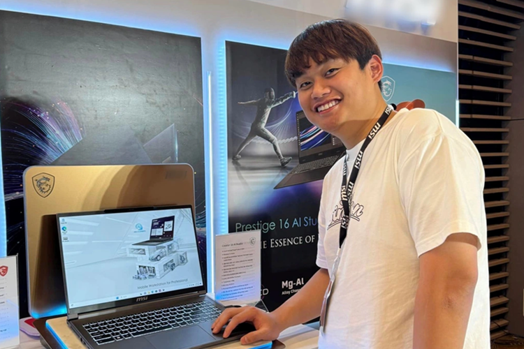 Giám đốc sáng tạo Phương Vũ Điểm đến tỷ phú Tim Cook ghé thăm vào trưa 15/4 là khu tổ hợp Nirvana Space của giám đốc sáng tạo Phương Vũ và Antiantiart (tập thể các nghệ sĩ và nhà làm phim trẻ tạo ra những dự án chất lượng cao, có chất riêng ở Việt Nam). Tại đây, Phương Vũ có cơ hội giới thiệu về những sản phẩm sáng tạo của mình cùng cộng sự trong sự ngạc nhiên và thích thú của CEO Apple. Ông dành khoảng một tiếng để tham quan, chụp hình và lắng nghe chia sẻ đầy nhiệt huyết của các nghệ sĩ trẻ. 