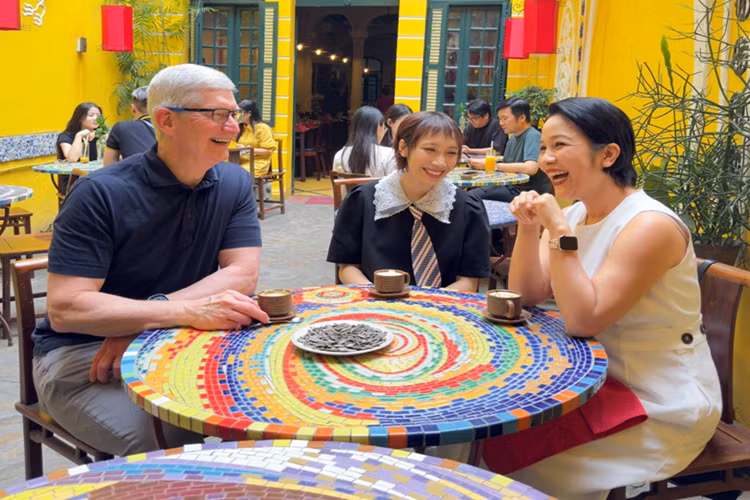 Ca sĩ Mỹ Anh Sáng 15/4, hai mẹ con diva Mỹ Linh và Mỹ Anh chào đón CEO Tim Cook tại một quán cà phê khu phố cổ, Hà Nội. Trong bức ảnh được vị tỷ phú Mỹ đăng tải trên tài khoản X, ông cùng ca sĩ Mỹ Linh - Mỹ Anh trò chuyện vui vẻ, thưởng thức cà phê trứng và ăn hạt hướng dương. Khoảnh khắc này nhanh chóng "gây sốt" trên các diễn đàn mạng ở Việt Nam. Mỹ Anh tiết lộ, buổi trò chuyện giữa mẹ con cô và ông Tim Cook diễn ra khoảng 15-20 phút. Theo cảm nhận của nữ ca sĩ, CEO Apple rất hiền và dễ thương. 