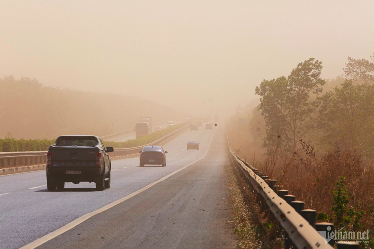 Cứ 15-20 phút, gió cuốn theo bụi đỏ từ sân bay Long Thành lại nổi lên như "vòi rồng" rồi bao phủ đường cao tốc. Những hàng cây cao su ven đường kín lớp bụi dày.