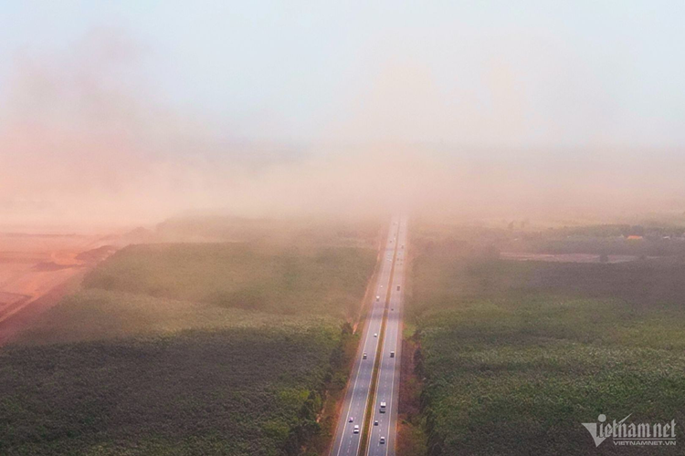 Để khắc phục tình trạng ô nhiễm bụi từ sân bay Long Thành, Tổng công ty Cảng hàng không Việt Nam (ACV) đã thực hiện nhiều biện pháp để hạn chế trong thi công như đào ao chứa nước, tăng cường xe tưới nước công trường, che chắn phương tiện vận chuyển…