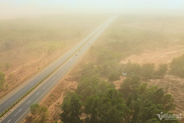 Tháng 4/2023, Thanh tra Bộ TN-MT đã quyết định xử phạt ACV 270 triệu đồng liên quan đến việc để bụi đỏ phát tán xa trong quá trình thi công dự án sân bay Long Thành.