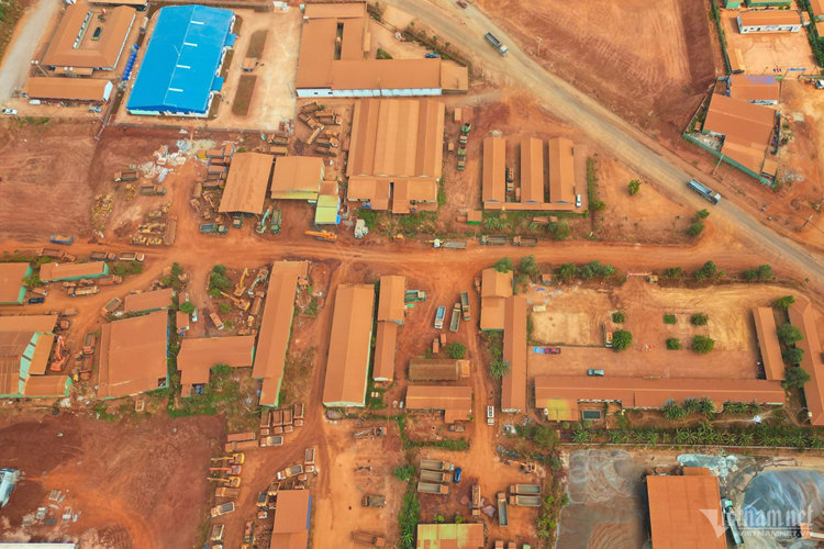 Các nhà máy, lán trại của đơn vị thi công phủ đầy bụi đỏ.