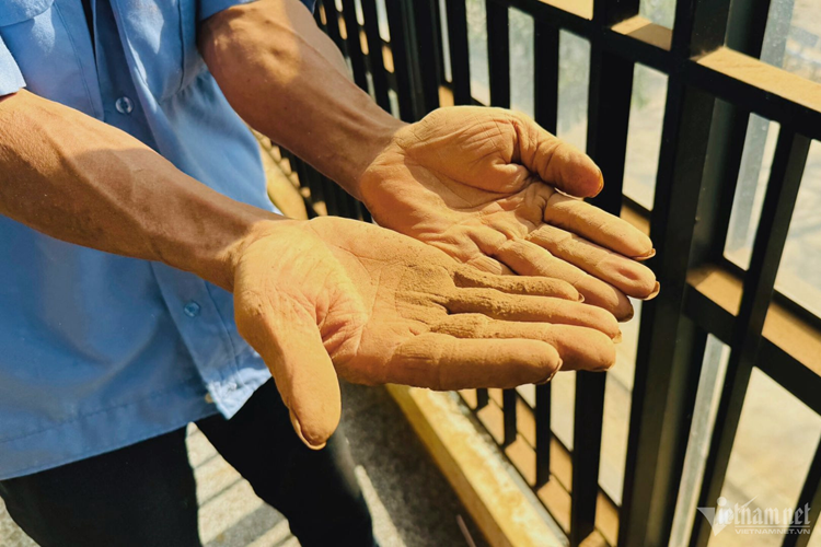 Hiện nay đang vào cao điểm mùa khô, các nhà thầu huy động hơn 4.000 kỹ sư, công nhân cùng khoảng 2.000 máy móc, phương tiện, trang thiết bị để phục vụ thi công ngày đêm liên tục trên công trường nhằm đẩy nhanh tiến độ.