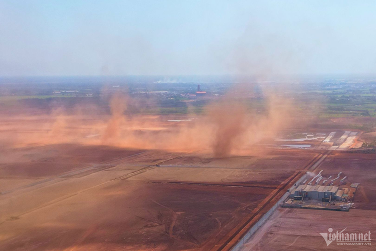 Bụi tại sân bay Long Thành cuốn lên trời cao hàng chục mét.