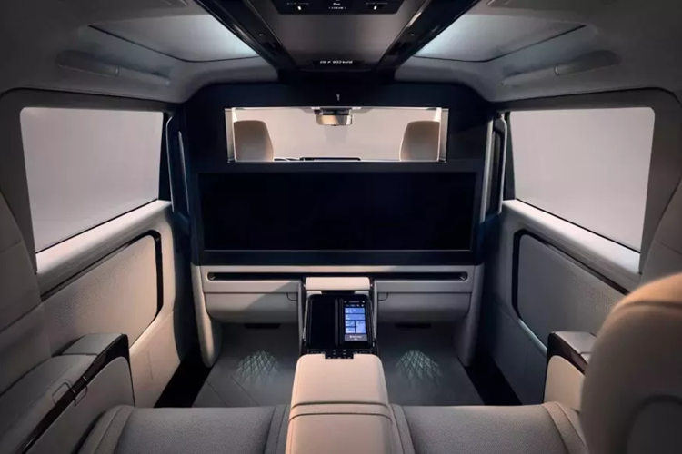 Bên cạnh đó, xe còn dùng hệ thống treo độc lập MacPherson phía trước với thanh cân bằng và hệ thống treo độc lập đa liên kết đằng sau với giảm xóc biến thiên thích ứng. Điểm nhấn về ngoại hình của Lexus LM mới nằm ở lưới tản nhiệt hình con suốt cỡ lớn trên đầu xe.