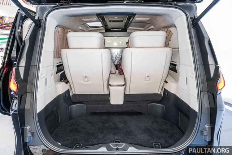 "Trái tim" của Lexus LM 500h 2024 là hệ truyền động hybrid với máy xăng tăng áp 4 xi-lanh, dung tích 2.4L và 2 mô-tơ điện. Động cơ cho công suất tối đa 294 mã lực trong khi con số tương ứng của mô-tơ điện trên cầu trước là 85 mã lực và mô-tơ điện trên cầu sau là 101 mã lực. Công suất tổng cộng của Lexus LM 500h 2024 là 364 mã lực.