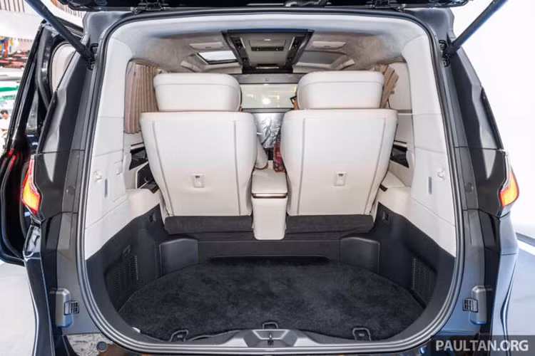 "Trái tim" của Lexus LM 500h 2024 là hệ truyền động hybrid với máy xăng tăng áp 4 xi-lanh, dung tích 2.4L và 2 mô-tơ điện. Động cơ cho công suất tối đa 294 mã lực trong khi con số tương ứng của mô-tơ điện trên cầu trước là 85 mã lực và mô-tơ điện trên cầu sau là 101 mã lực. Công suất tổng cộng của Lexus LM 500h 2024 là 364 mã lực.