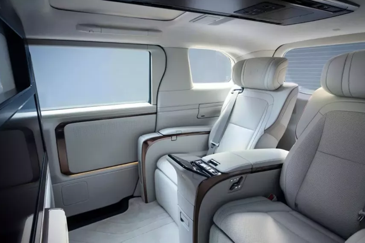 Lưới tản nhiệt không viền này có mắt lưới hình lục giác, sơn cùng màu thân xe và trang trí bằng các chi tiết mạ crôm. Bên cạnh đó là cụm đèn pha hiện đại, được bao quanh bằng dải đèn LED định vị ban ngày sắc sảo, và nẹp màu bạc trang trí khe gió trên cản trước, tích hợp đèn sương mù.