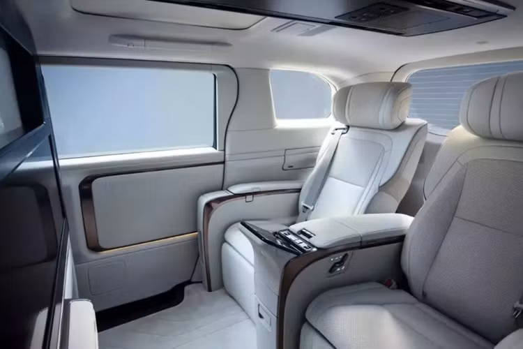 Lưới tản nhiệt không viền này có mắt lưới hình lục giác, sơn cùng màu thân xe và trang trí bằng các chi tiết mạ crôm. Bên cạnh đó là cụm đèn pha hiện đại, được bao quanh bằng dải đèn LED định vị ban ngày sắc sảo, và nẹp màu bạc trang trí khe gió trên cản trước, tích hợp đèn sương mù.