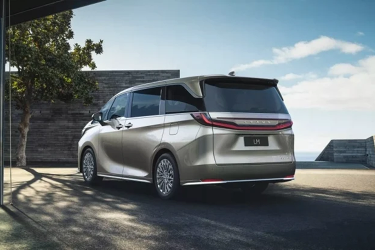 Ngoài ra, xe còn dùng pin niken-hyđrua kim loại và hệ dẫn động 4 bánh Direct4. Xe tiêu thụ lượng xăng trung bình chỉ 6,6 lít/100 km. Không có gì bất ngờ khi mẫu MPV hạng sang này sở hữu các tính năng an toàn phong phú như 6 túi khí, hệ thống cảnh báo điểm mù, cảnh báo phương tiện cắt ngang khi lùi