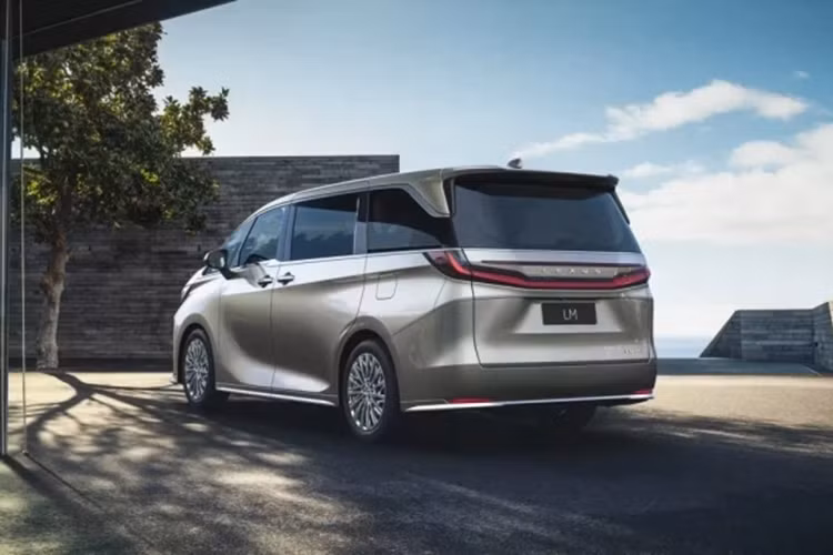 Ngoài ra, xe còn dùng pin niken-hyđrua kim loại và hệ dẫn động 4 bánh Direct4. Xe tiêu thụ lượng xăng trung bình chỉ 6,6 lít/100 km. Không có gì bất ngờ khi mẫu MPV hạng sang này sở hữu các tính năng an toàn phong phú như 6 túi khí, hệ thống cảnh báo điểm mù, cảnh báo phương tiện cắt ngang khi lùi