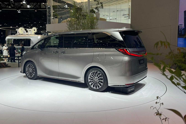 Tiếp theo đó là cụm điều khiển kéo dài trên trần xe, chia cửa sổ trời thành 2 nửa, hệ thống đèn viền trang trí nội thất 64 màu, hệ thống âm thanh vòm 2 vùng Mark Levinson Reference 3D, bảng đồng hồ kỹ thuật số nối liền với màn hình cảm ứng trung tâm 14 inch, sạc điện thoại không dây, cổng USB Type C, phanh tay điện tử và tính năng tự động giữ phanh tạm thời.