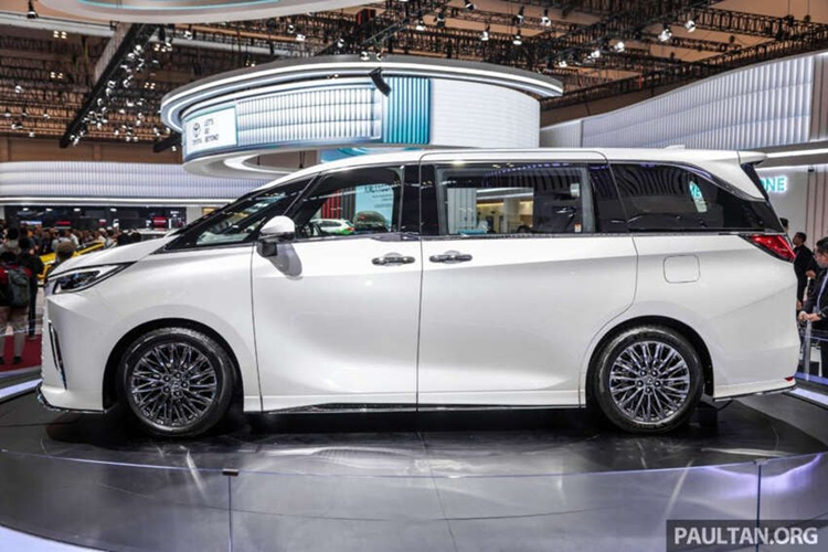 Không chỉ tạo sự riêng tư cho hành khách phía sau, vách ngăn này còn đi kèm màn hình 48 inch, ngăn chứa đồ, tủ lạnh nhỏ và cổng sạc. Đặc biệt, vách ngăn còn tích hợp cảm biến nhiệt độ hồng ngoại để chỉnh điều hòa và sưởi ghế cho phù hợp với hành khách.