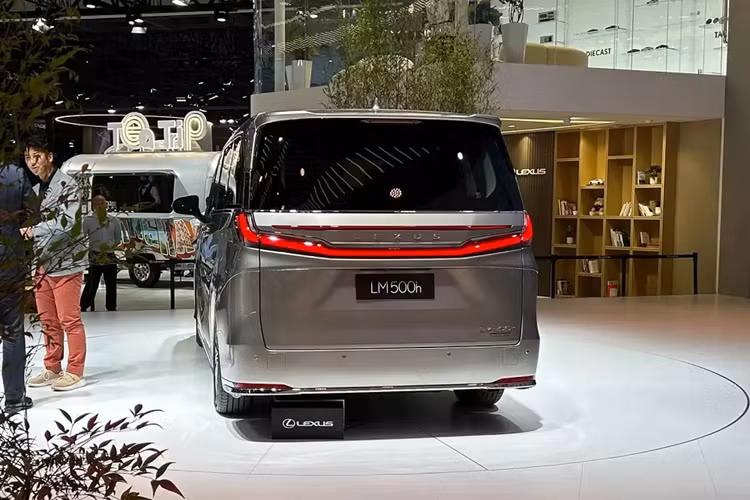 Lexus LM 2024 dự kiến sẽ chính thức ra mắt Việt Nam vào tháng 3 năm nay trước khi bán ra vào quý II. Giá xe Lexus LM 2024 hạng sang được mệnh danh "chuyên cơ mặt đất" này tại Việt Nam vẫn còn là ẩn số. Hiện đời cũ của xe đang được bán tại Việt Nam với giá từ 7,21 tỷ đồng.