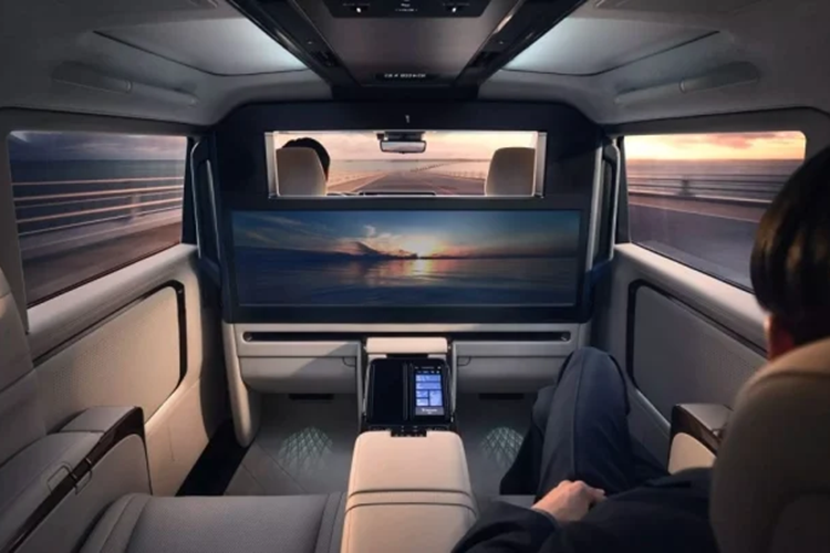 Đường chân kính mạ crôm của mẫu MPV hạng sang này kéo dài đến hết cột D và tạo cảm giác nối liền với nẹp trên cửa cốp sau. Bên dưới nẹp này là cụm đèn hậu LED mới với thiết kế vắt ngang đuôi xe và tem chữ nổi "Lexus" thay cho logo hãng. Không dừng ở đó, xe còn có nẹp mạ crôm bao quanh cản trước, cản sau và bệ cửa nhằm tạo cảm giác cao cấp.