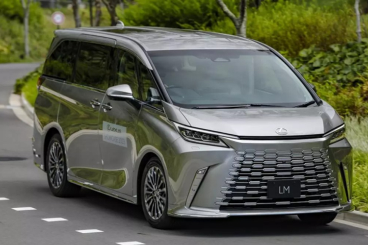 Ở giữa 2 ghế này là bệ tì tay trung tâm có tính năng sưởi, tích hợp 2 màn hình cảm ứng để hành khách chỉnh hệ thống âm thanh hay ánh sáng. Hành khách có thể tháo 2 màn hình này ra và sử dụng như máy tính bảng. Ngoài ra, bệ tì tay trung tâm còn đi kèm cả bàn gấp với bề mặt bọc da chống trượt, chống trầy xước.