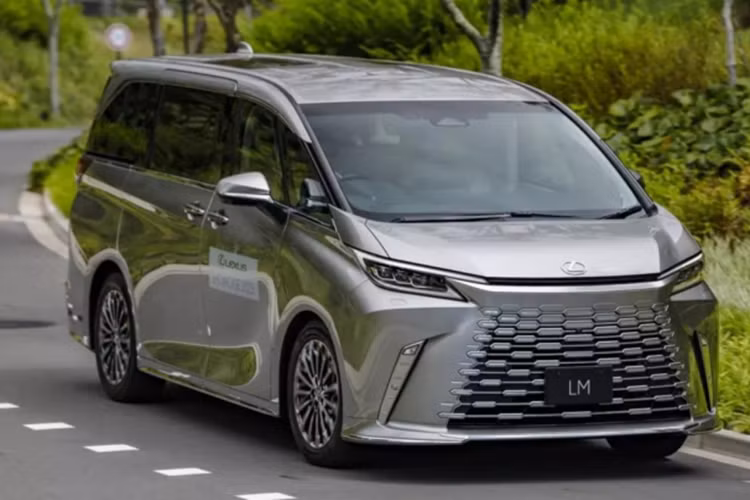 Ở giữa 2 ghế này là bệ tì tay trung tâm có tính năng sưởi, tích hợp 2 màn hình cảm ứng để hành khách chỉnh hệ thống âm thanh hay ánh sáng. Hành khách có thể tháo 2 màn hình này ra và sử dụng như máy tính bảng. Ngoài ra, bệ tì tay trung tâm còn đi kèm cả bàn gấp với bề mặt bọc da chống trượt, chống trầy xước.