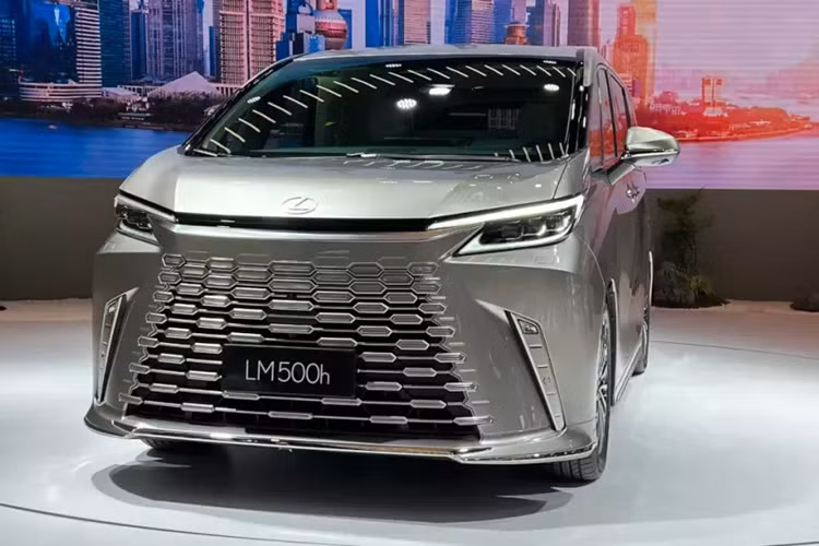 Vào cuối năm 2023, hãng Toyota đã giới thiệu mẫu MPV cao cấp Alphard thế hệ mới ở thị trường Việt Nam với giá từ 4,37 tỷ đồng. Trong năm 2024 này, phiên bản sang hơn của Toyota Alphard là Lexus LM 2024 mới dự kiến sẽ chính thức ra mắt Việt Nam.
