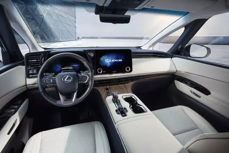 Khu vực bên sườn của Lexus LM 2024 được làm mới bằng những đường dập gân sắc sảo hơn, bộ vành hợp kim 19 inch có thiết kế đa chấu và nẹp mạ crôm chạy dọc theo nóc xe. Xe tiếp tục được trang bị cửa lùa chỉnh điện như thế hệ cũ. Khu vực trần xe ở cột B còn có thêm hộc chứa ô.