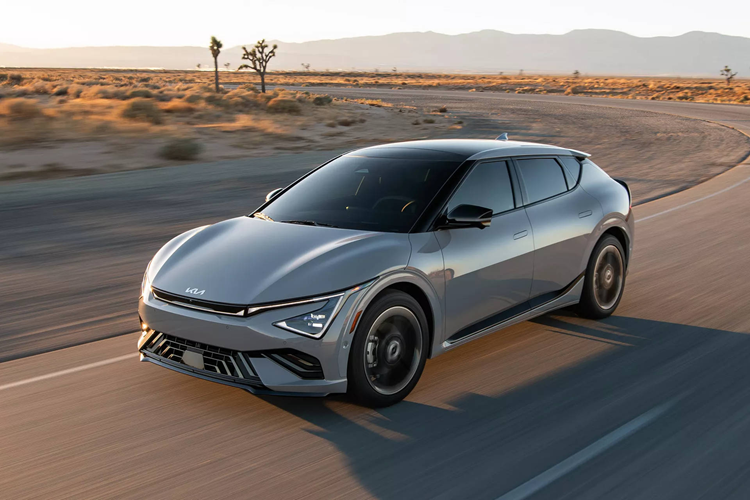 Kia EV6 được biết đến như là mẫu xe thuần điện đầu tiên của nhãn hiệu Hàn Quốc, chia sẻ khung gầm và kích thước tương tự như Hyundai Ioniq 5 nhưng có kiểu dáng mỹ miều hơn. Sau khi ra mắt lần đầu năm 2021, phiên bản nâng cấp Kia EV6 chạy điện mới đã chính thức trình làng ở thị trường Hàn Quốc vào hồi tháng 5/2024.