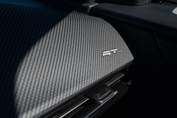 Bên trong xe, Kia EV6 2025 mang lại cảm giác tươi mới khi có sự hiện diện của màn hình cong trên mặt táp-lô, kết hợp giữa bảng đồng hồ kỹ thuật số và màn hình cảm ứng trung tâm cùng có kích thước 12,3 inch. Các màn hình của xe có thể cá nhân hóa với đủ loại màu sắc thông qua Kia Connect Store.